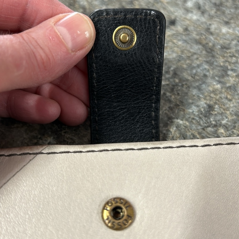 Fossil Strap Wallet - Picture 5 of 7
